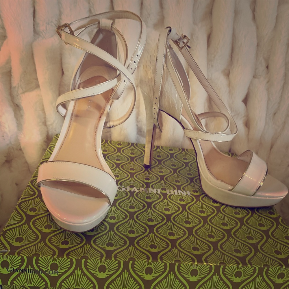 Gianni Bini white with gold trim strappy heel